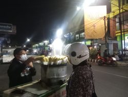 Jagung Rebus Hangat Jadi Primadona Kuliner Malam di Kediri