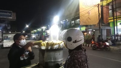 Jagung Rebus Hangat Jadi Primadona Kuliner Malam di Kediri