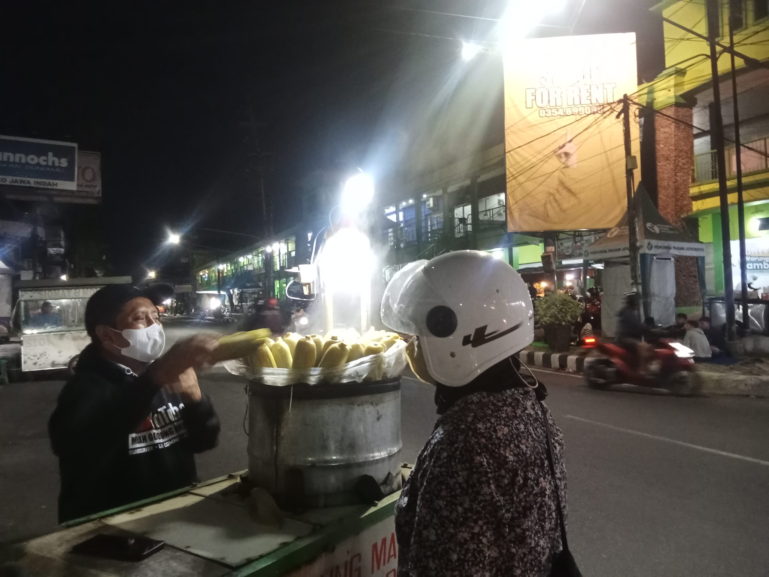 Jagung Rebus Hangat Jadi Primadona Kuliner Malam di Kediri