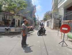 Linmas Kelurahan Banjaran Jadi Garda Terdepan Saat Perbaikan Jalan