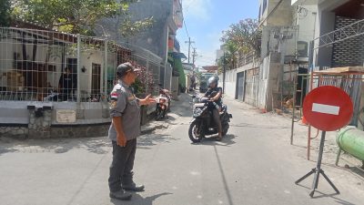 Linmas Kelurahan Banjaran Jadi Garda Terdepan Saat Perbaikan Jalan