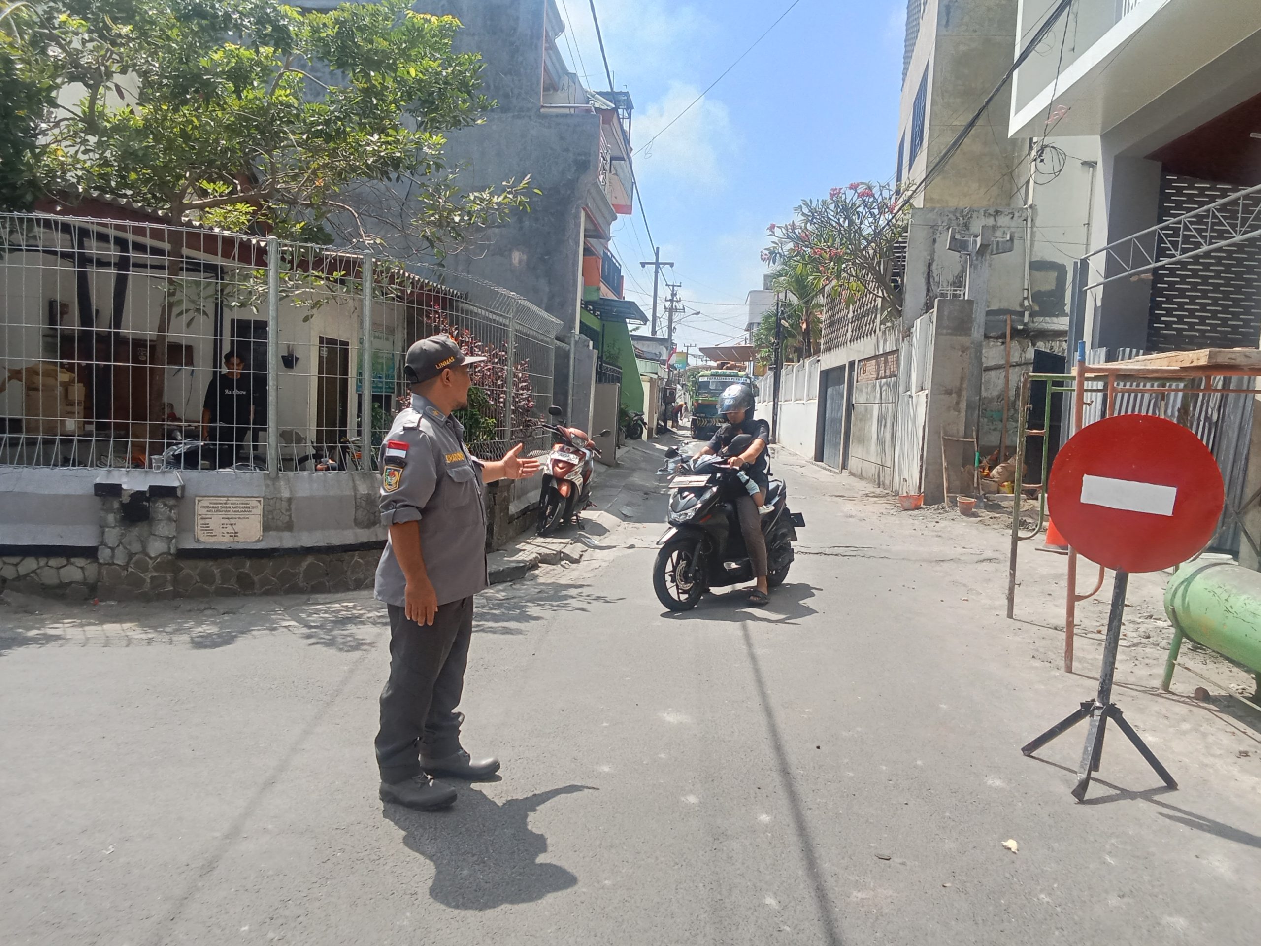 Linmas Kelurahan Banjaran Jadi Garda Terdepan Saat Perbaikan Jalan