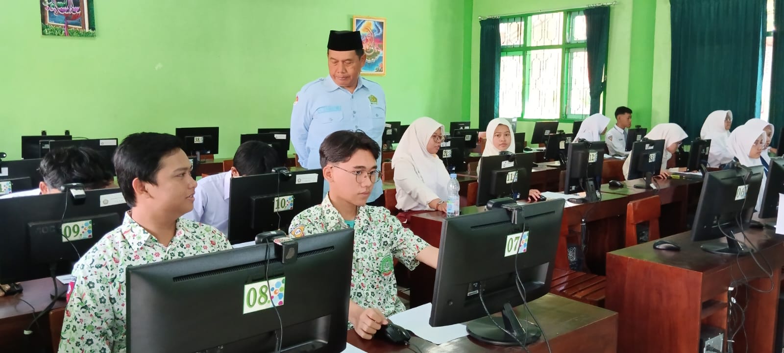 Kepala Kemenag Kediri Tinjau Olimpiade Madrasah Indonesia 2025 di MAN 2