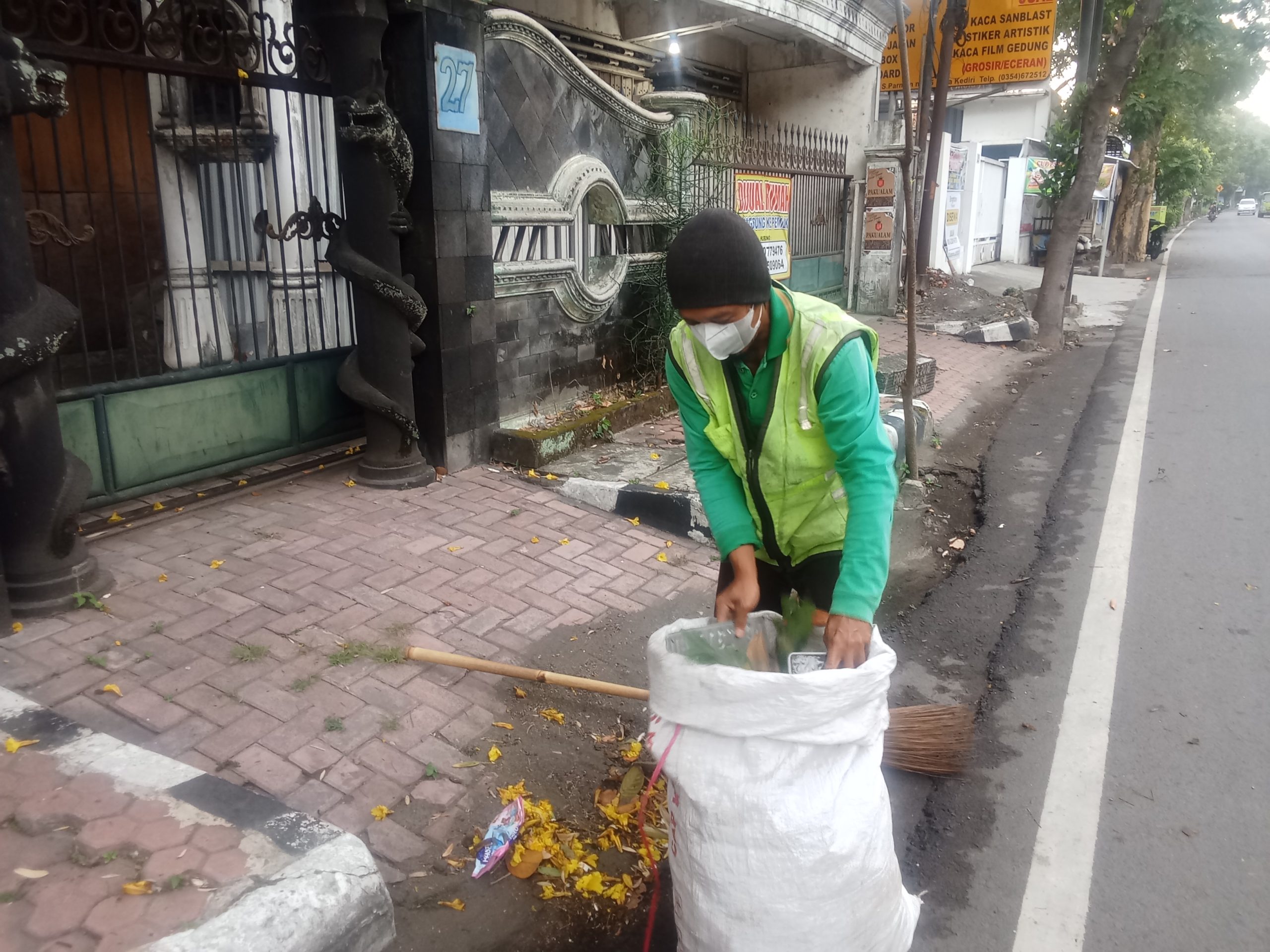 Petugas DLHKP Kediri Sigap Jaga Kebersihan di Tengah Mekarnya Tabebuya