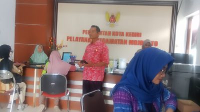 Animo Warga Tinggi, Layanan Adminduk dan SKM di Kecamatan Mojoroto Ramai