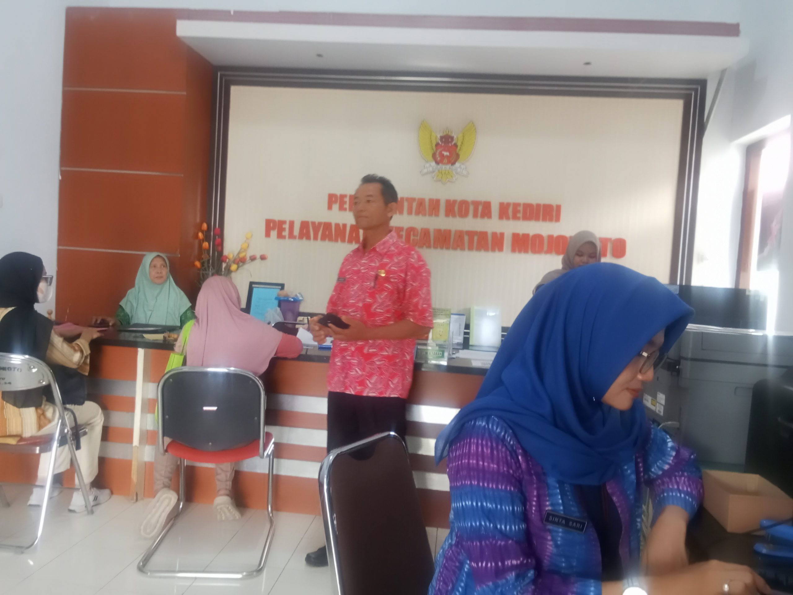 Layanan Adminduk dan SKM di Kecamatan Mojoroto Diserbu Warga