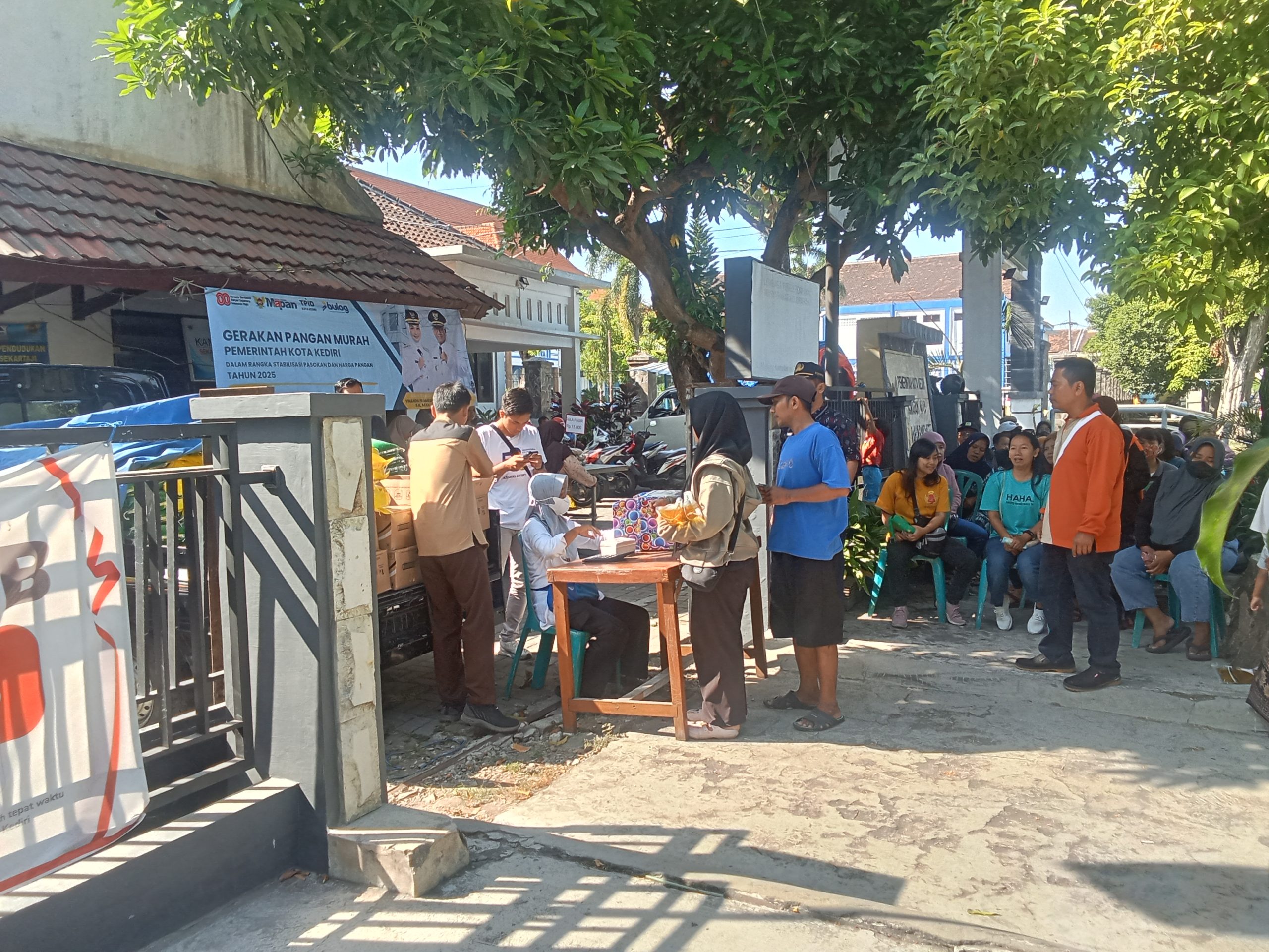 Gerakan Pangan Murah Hadir di Balowerti, Warga Antusias Belanja Sembako Terjangkau