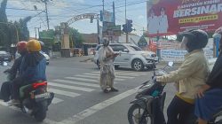 Pocong Ngamen di Siang Bolong, Warga Paron Kediri Kaget Sekaligus Terhibur