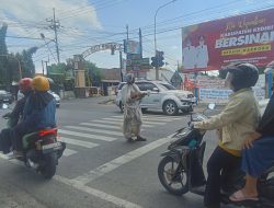 Pocong Ngamen di Siang Bolong, Warga Paron, Kediri, Kaget Sekaligus Terhibur