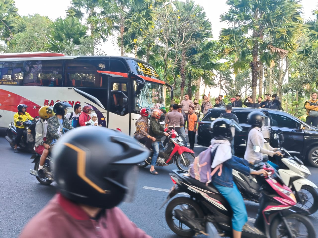 Tabrakan Beruntun di Timur Jembatan Brawijaya, Kota Kediri, Libatkan Bus dan Dua Truk Boks