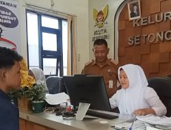 Dispendukcapil Dekatkan Layanan ke Warga, Pelayanan Gratis di Kelurahan Setonopande Disambut Antusias