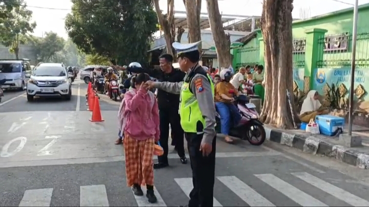 Satlantas Polsek Kediri Kota Gelar Sapa Pagi, Jaga Kelancaran Lalu Lintas dan Keselamatan Pelajar