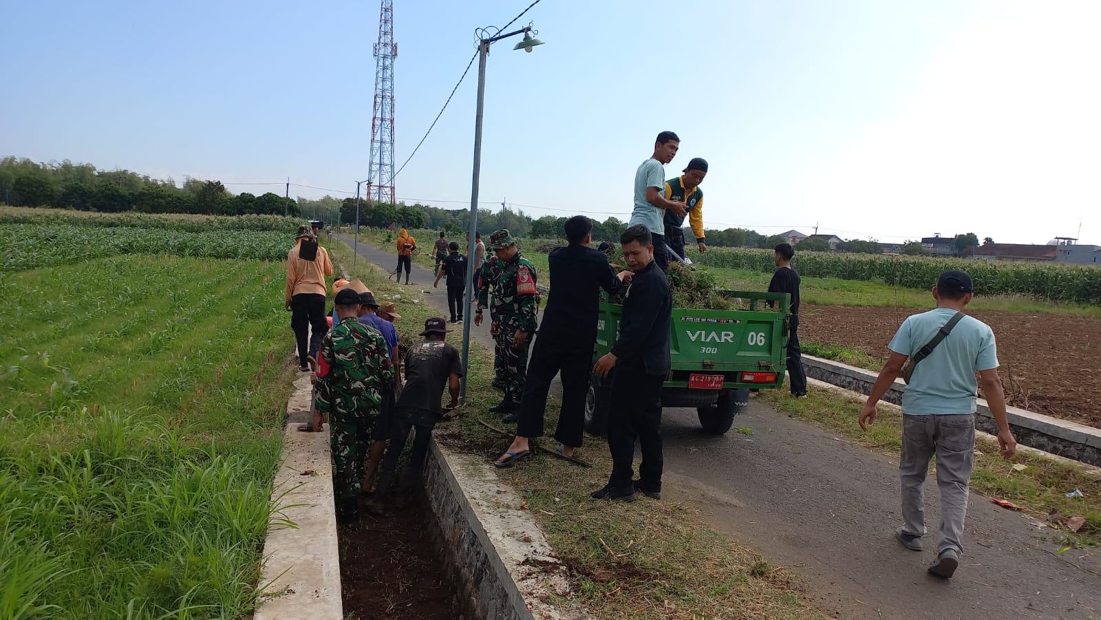 Koramil Mojoroto Gelar Karya Bakti Antisipasi Banjir di Kelurahan Pojok
