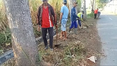 Petani Harapan Blabak Bersihkan Saluran Air Cegah Genangan