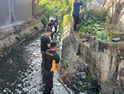 Tiga Pilar Kelurahan Singonegaran Ajak Warga Kerja Bakti Bersihkan Sungai untuk Cegah DBD