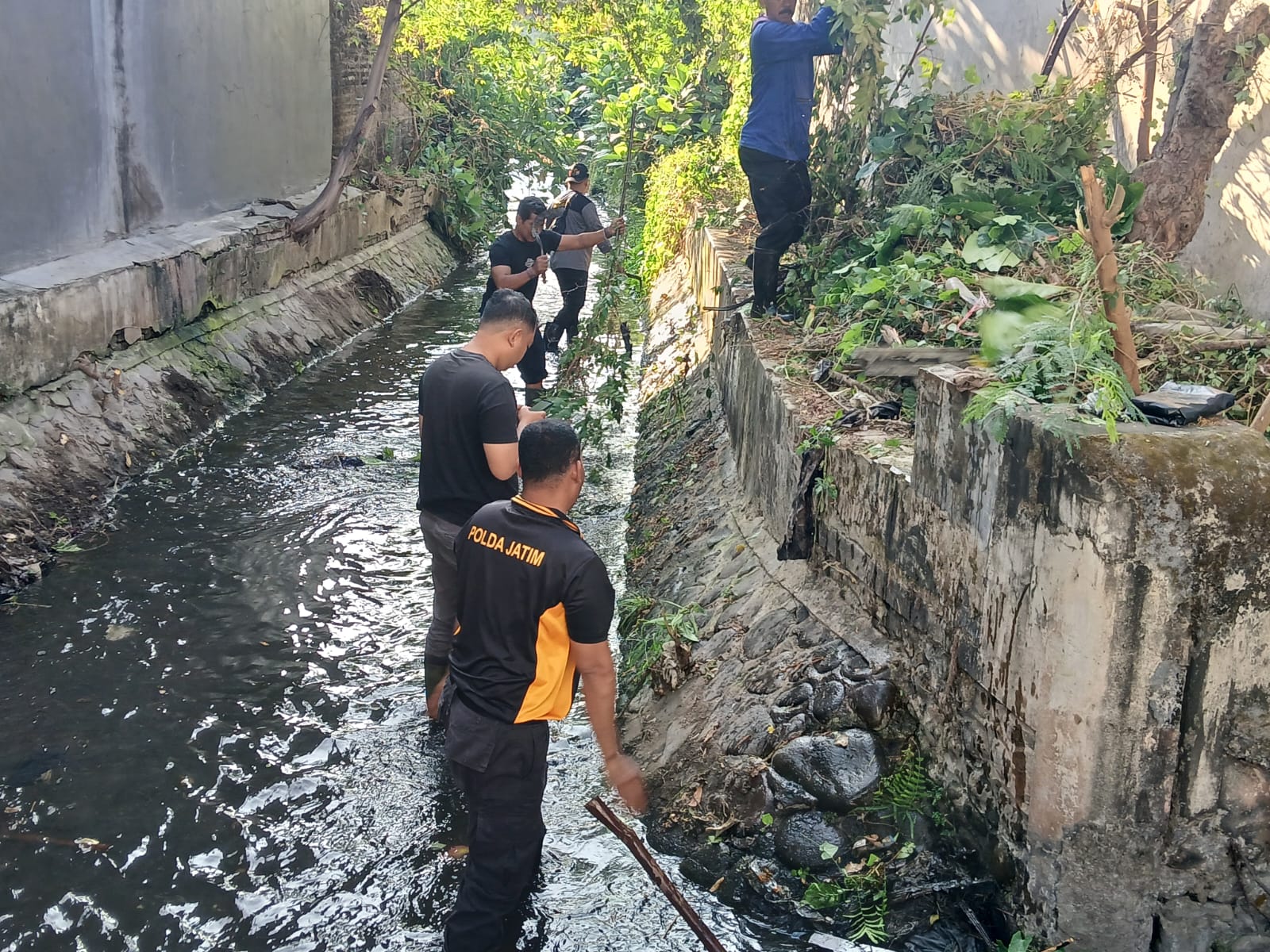 Tiga Pilar Kelurahan Singonegaran Ajak Warga Kerja Bakti Bersihkan Sungai untuk Cegah DBD