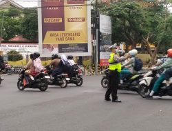Senyum Ramah AKP Henry, Bikin Jalanan Mojoroto Lebih Tertib di Jam Sibuk