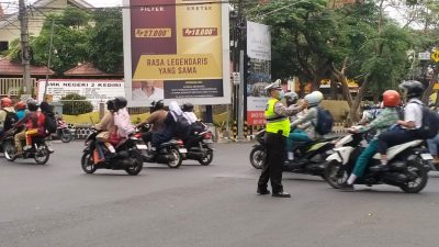Senyum Ramah AKP Henry, Bikin Jalanan Mojoroto Lebih Tertib di Jam Sibuk