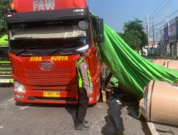 Truk Tronton Bermuatan Besi Tergelincir di Depan UMLA, Sopir Alami Luka Ringan