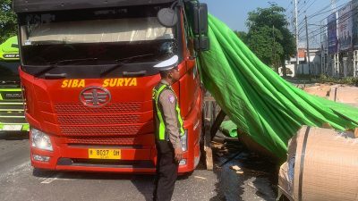 Truk Tronton Bermuatan Besi Tergelincir di Depan UMLA, Sopir Alami Luka Ringan