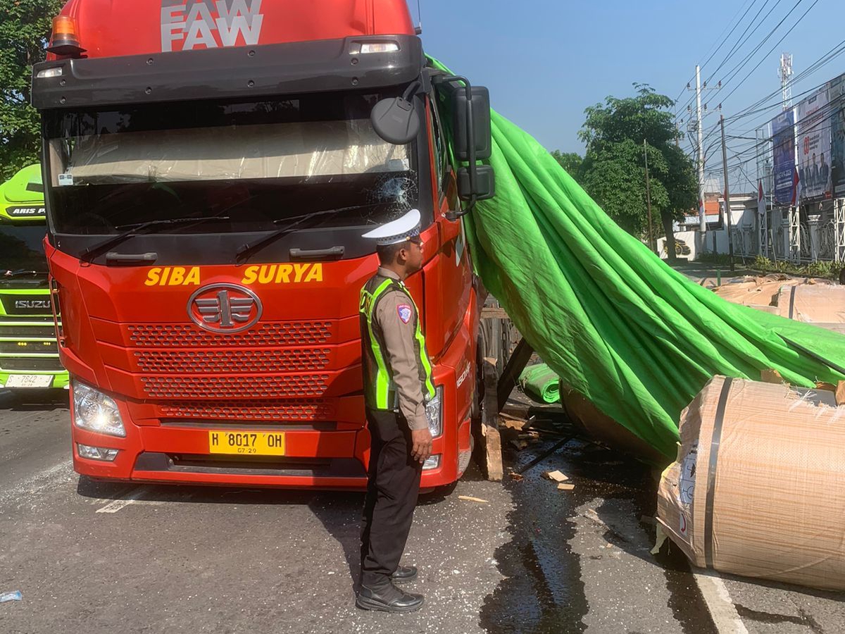 Truk Tronton Bermuatan Besi Tergelincir di Depan UMLA, Sopir Alami Luka Ringan