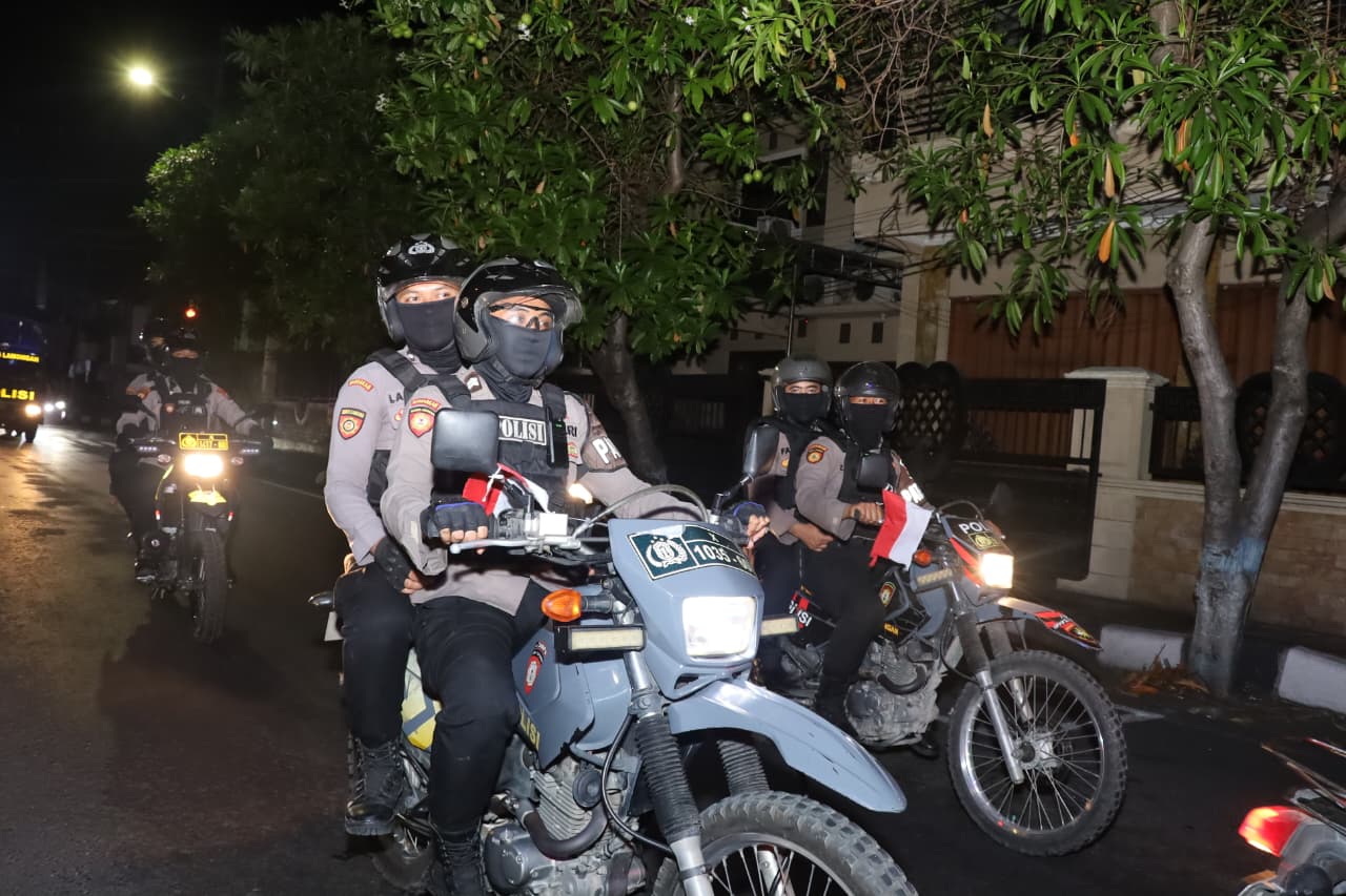 Petugas gabungan gelar patroli skala besar di titik - titik rawan .