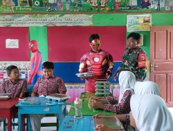 Kreatif, Petugas Distributor SPPG Surabayan Lamongan Antarkan MBG Pakai Kostum Superhero, Siswa jadi Terhibur