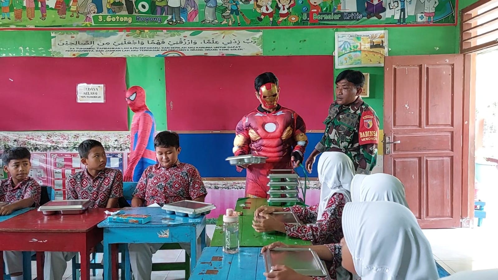 Kreatif, Petugas Distributor SPPG Surabayan Lamongan Antarkan MBG Pakai Kostum Superhero, Siswa jadi Terhibur
