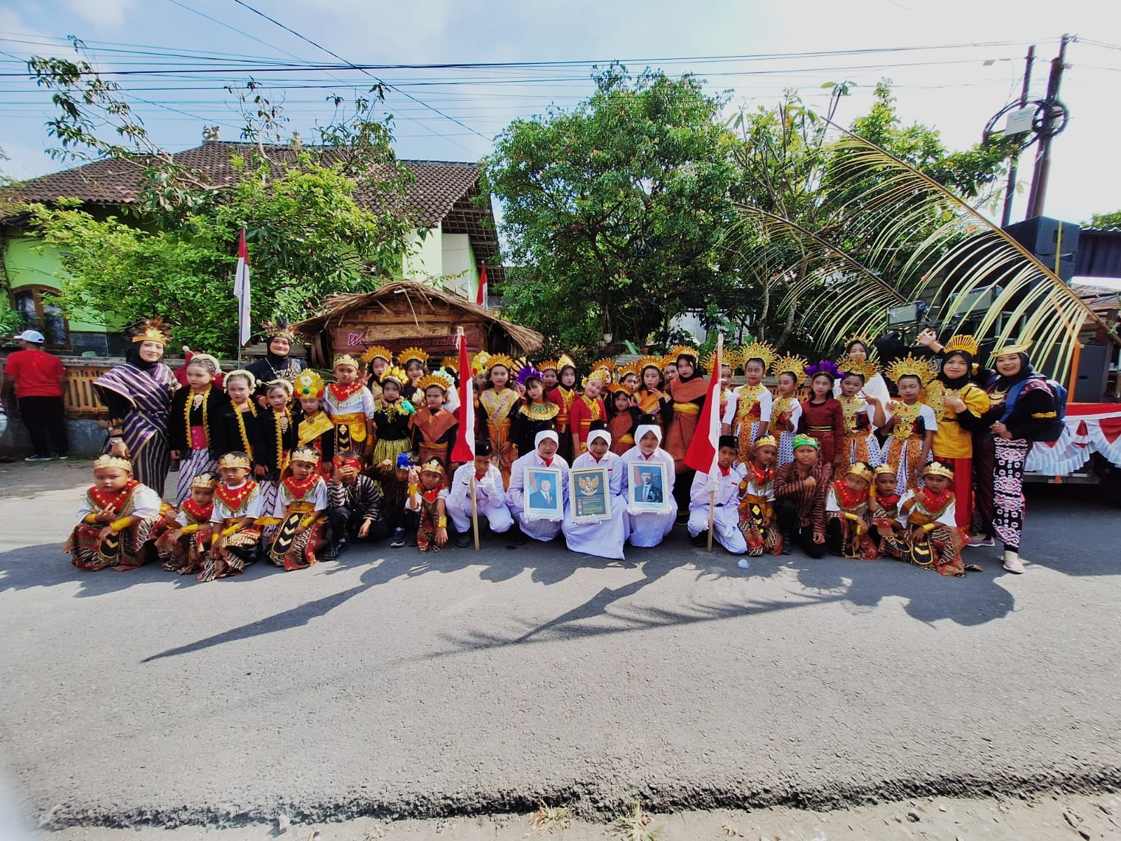 Meriahkan HUT RI ke-80, Siswa SDN 2 Wonojoyo Tampil Anggun dengan Pakaian Adat Nusantara