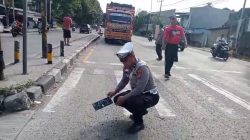 Truk Tronton Hantam Dua Motor yang Berhenti di Lampu Merah Babat, Dua Pengendara Luka
