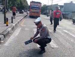 Truk Tronton Hantam Dua Motor yang Berhenti di Lampu Merah Babat, Dua Pengendara Luka