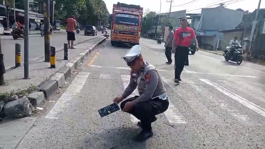 Truk Tronton Hantam Dua Motor yang Berhenti di Lampu Merah Babat, Dua Pengendara Luka