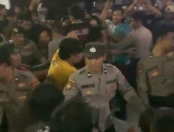 Terduga Curanmor Ditangkap, Ratusan Warga Kepung Balai Desa Bulu, Brangsi, Lamongan