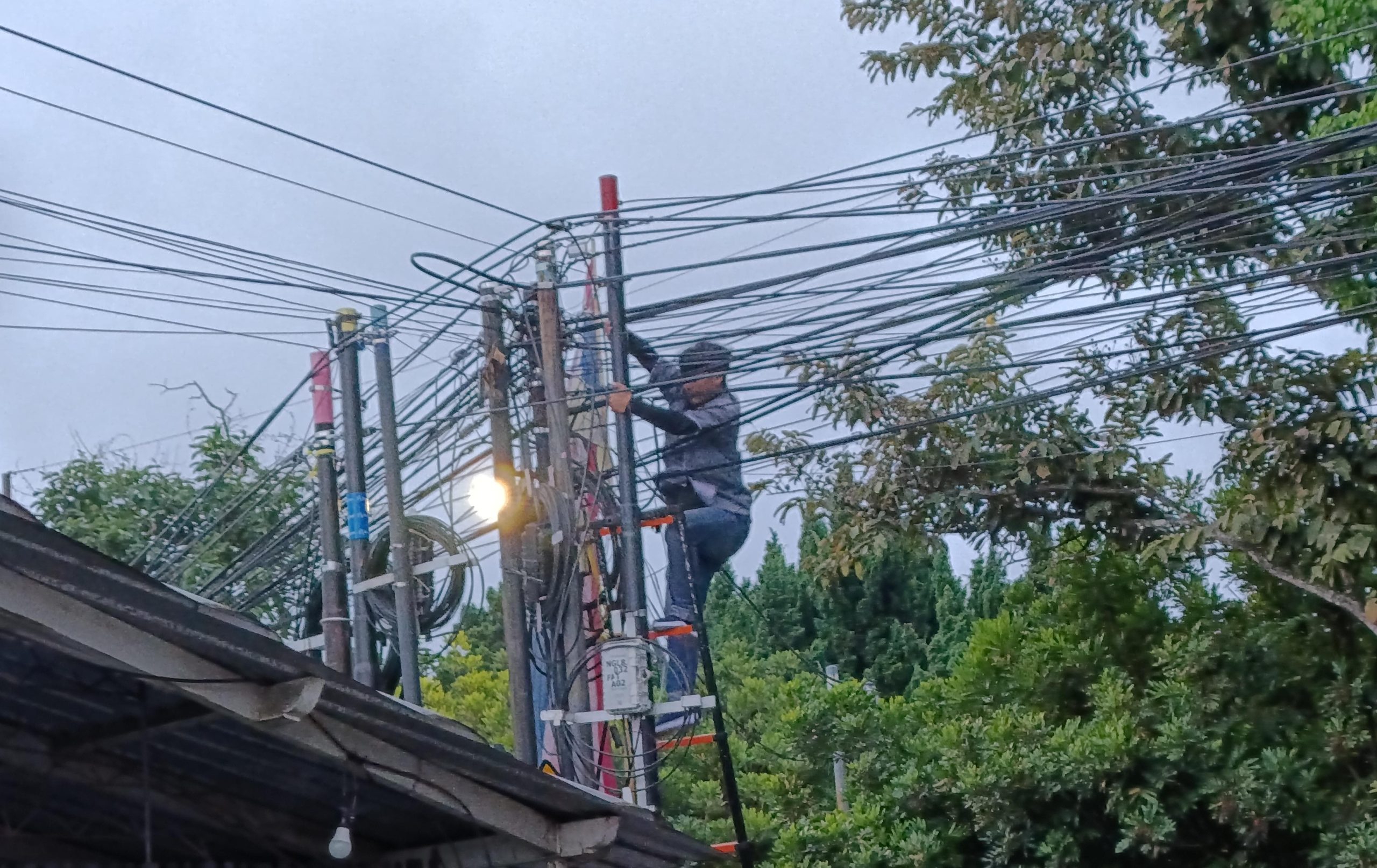 Kabel Kusut Cemari Wajah Kota Batu, Pemkot Siapkan Penataan Lewat Ducting