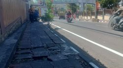Trotoar Jalan Ahmad Yani Kota Batu Rusak, Warga Keluhkan Kondisi Tak Nyaman