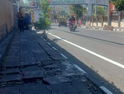 Trotoar Jalan Ahmad Yani Kota Batu Rusak, Warga Keluhkan Kondisi Tak Nyaman