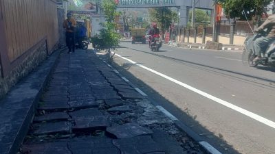 Trotoar Jalan Ahmad Yani Kota Batu Rusak, Warga Keluhkan Kondisi Tak Nyaman
