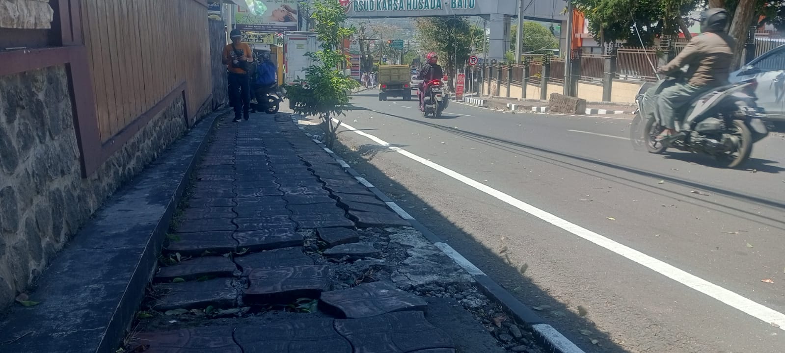 Trotoar Jalan Ahmad Yani Kota Batu Rusak, Warga Keluhkan Kondisi Tak Nyaman