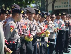 Pelajar MAN Kota Batu Beri Dukungan Moral ke Polres Batu Lewat Bunga dan Jeruk