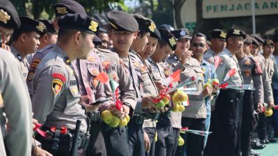 Pelajar MAN Kota Batu Beri Dukungan Moral ke Polres Batu Lewat Bunga dan Jeruk