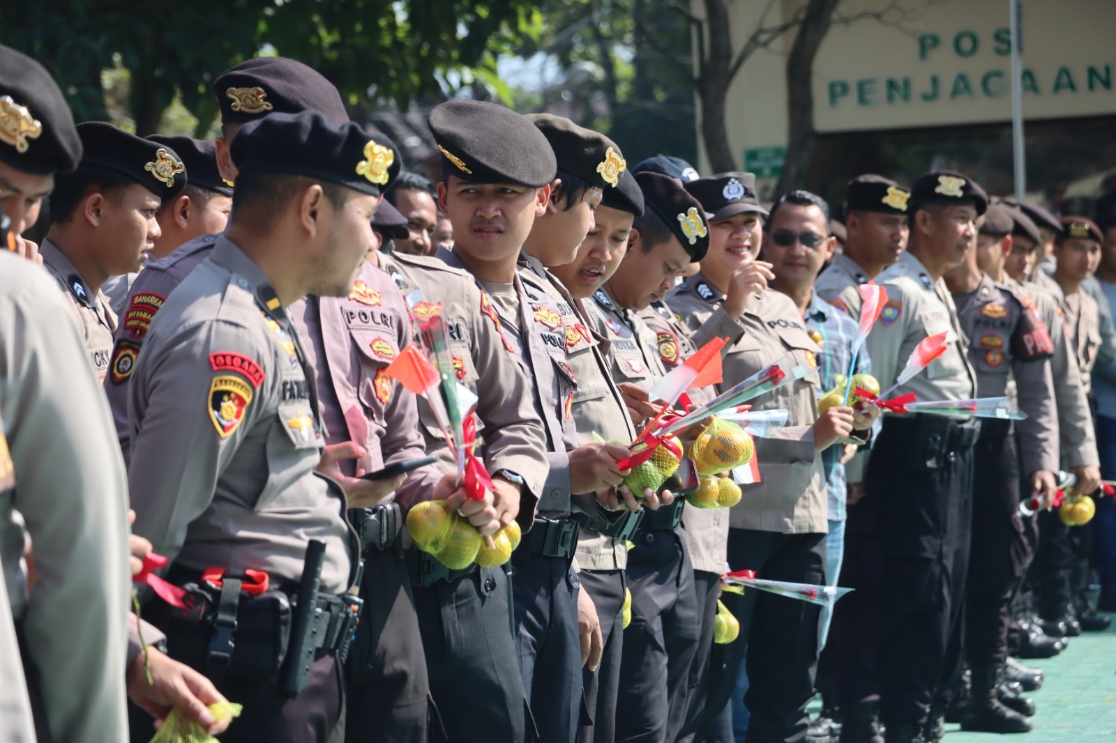 Pelajar MAN Kota Batu Beri Dukungan Moral ke Polres Batu Lewat Bunga dan Jeruk