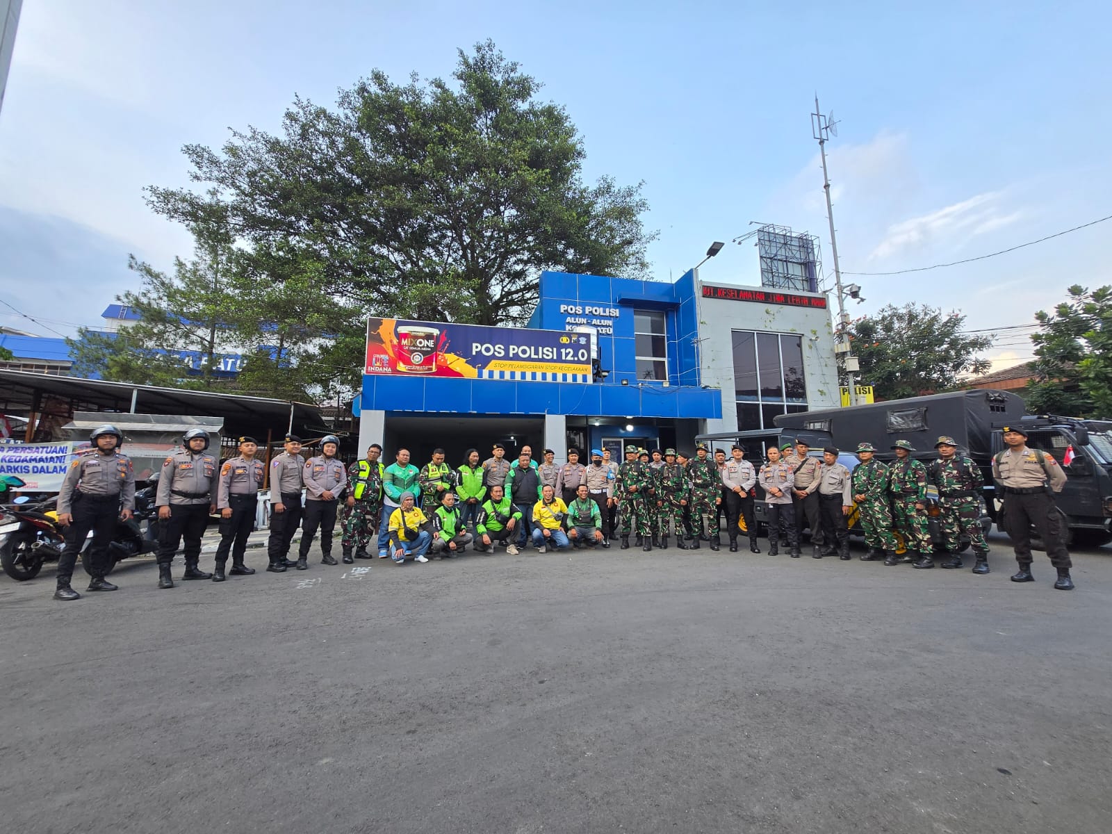 Ojol di Kota Batu Turut Jaga Pos Polisi, Tunjukkan Solidaritas untuk Keamanan