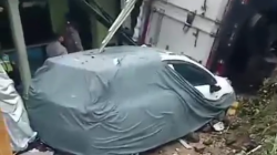 Truk Box Alfamart Rem Blong di Ngantang, Tabrak Dua Rumah dan Satu Mobil Warga