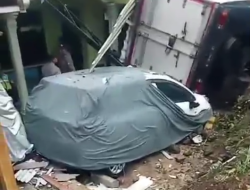 Truk Box Alfamart Rem Blong di Ngantang, Tabrak Dua Rumah dan Satu Mobil Warga