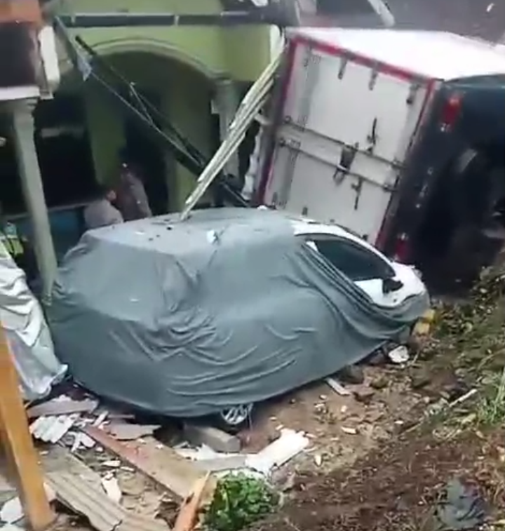 Truk Box Alfamart Rem Blong di Ngantang, Tabrak Dua Rumah dan Satu Mobil Warga