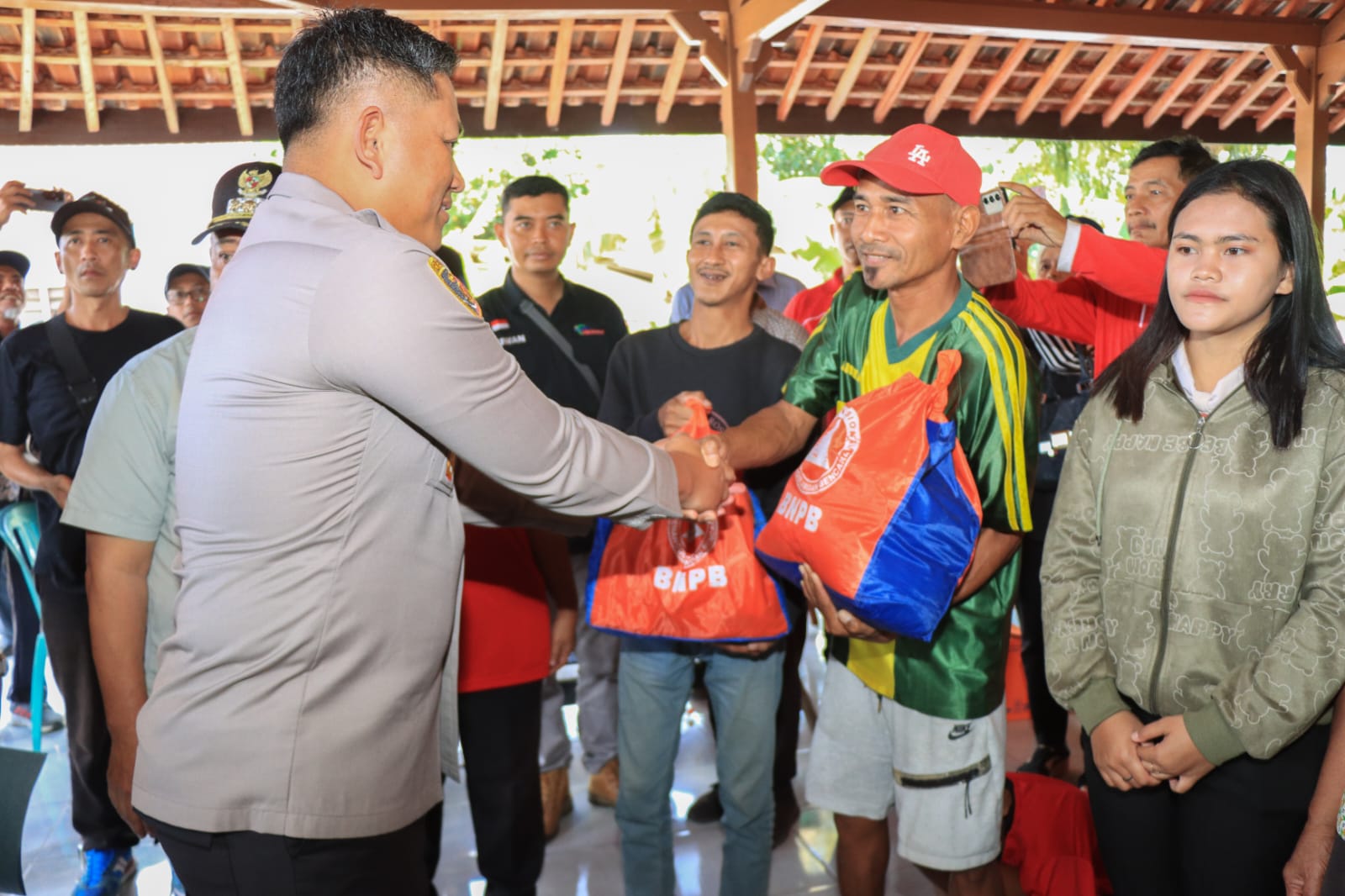 Polres Malang dan Forkopimda Salurkan Bantuan Banjir di Desa Sitiarjo