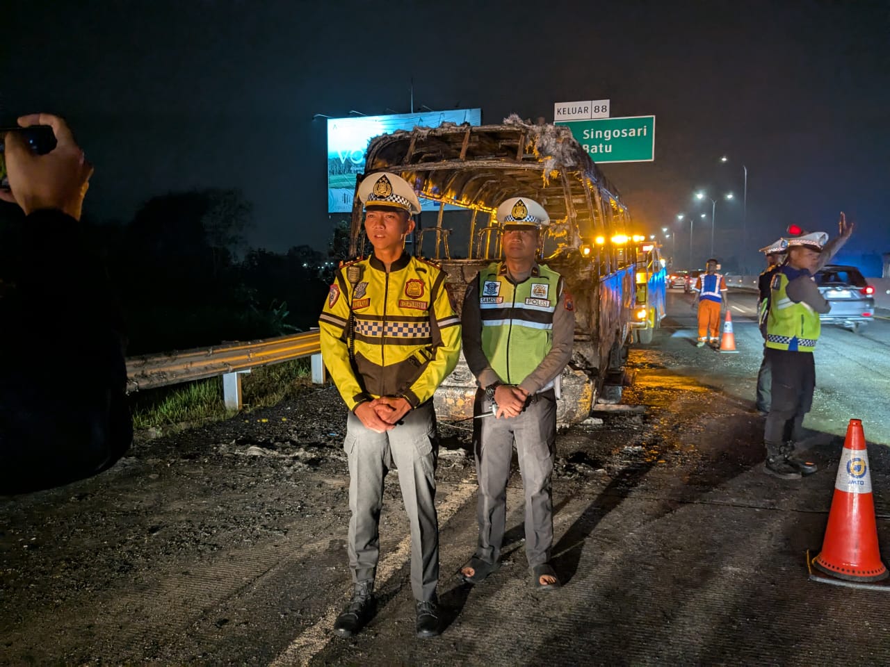Elf Terbakar di Tol Pandaan-Malang, 12 Penumpang Selamat