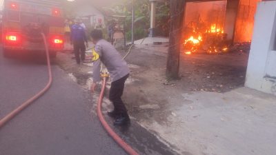 Nahas, Motor Tersambar Api, Rumah di Wonorejo Hangus, Pemilik Alami Luka Bakar
