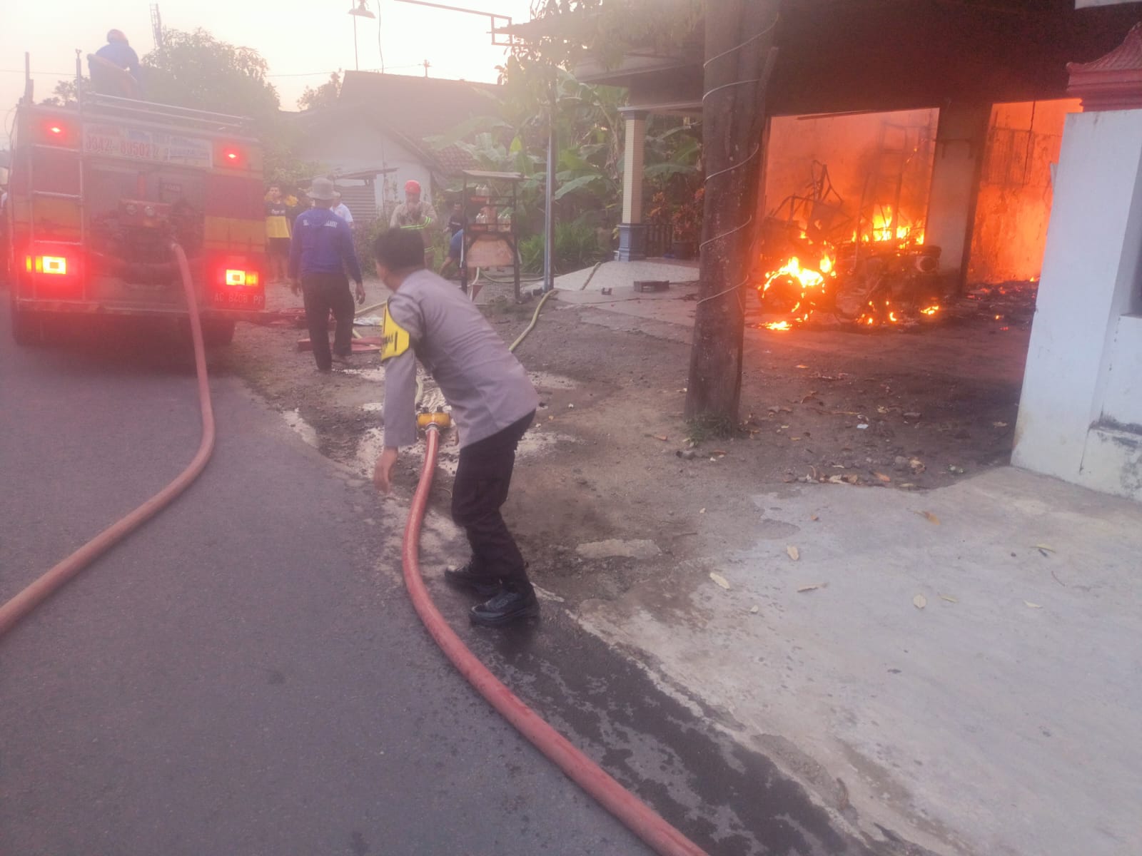 Nahas, Motor Tersambar Api, Rumah di Wonorejo Hangus, Pemilik Alami Luka Bakar