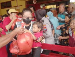 Kelenteng Tjoe Tik Kiong Gelar Ulambana, Ribuan Warga Antre Paket Sembako